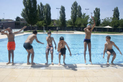 Los primeros bañistas que abrieron ayer la nueva temporada en las piscinas municipales de Agramunt. 