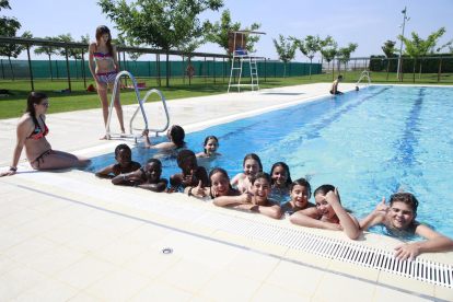 Los primeros bañistas que abrieron ayer la nueva temporada en las piscinas municipales de Agramunt. 