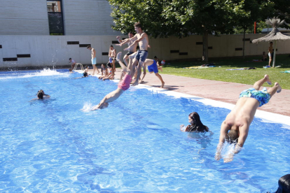 Els primers banyistes que van obrir ahir la nova temporada a les piscines municipals d’Agramunt.