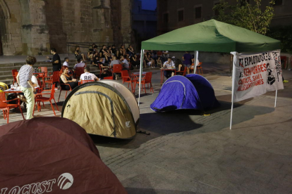 El Casal Popular de Joves inició ayer una acampada en la plaza Sant Llorenç.