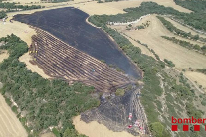 Imatge aèria de l’incendi d’ahir a Estaràs, que va afectar 16 hectàrees d’un camp de rostolls.