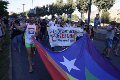 Vista de la cabeza de la manifestación que recorrió ayer el centro de Lleida en la movilización descentralizada del Día de la Lucha por la liberación LGTBI. 