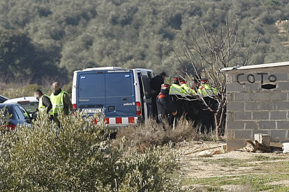 El detingut surt de la furgoneta dels Mossos aquest dimarts al matí per iniciar la reconstrucció dels fets a Aspa.