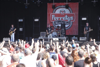 El rock con pinceladas punk de los madrileños Porretas calentó ayer la primera hora del festival.