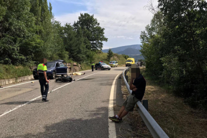 Agents dels Mossos d’Esquadra, ahir, en l’accident en el qual un motorista va perdre la vida pel xoc amb un cotxe.