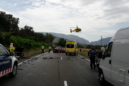 Agentes de los Mossos d’Esquadra, ayer, en el accidente en el que un motorista perdió la vida al chocar con un coche.
