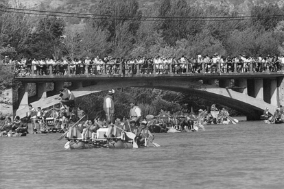 Primer año que la fiesta se celebró en julio y cientos de personas se congregaron en el Pont d’Escalera para ver el primer tramo de la bajada. 