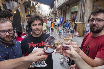 Un grup d’amics ahir a la tarda degustant vins al carrer Major de Cervera.