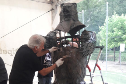 La escultura del oso, a tamaño real, que crearon los forjadores.