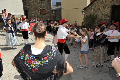 Pasacalles de danza y música, ayer en Esterri d’Àneu con el Esbart Marboleny y el grupo Verd e Blu.