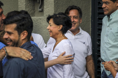 La madre de Leopoldo López saludando a conocidos en la entrada del domicilio de su hijo.
