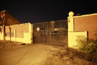 Imatge del recinte en el qual es troba la piscina, ahir a la nit poc després dels fets. 