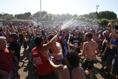 El rock con pinceladas punk de los madrileños Porretas calentó ayer la primera hora del festival.