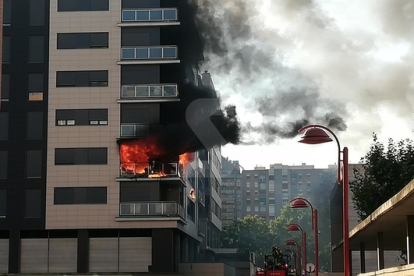 VÍDEO. Espectacular incendi en un edifici de Lleida