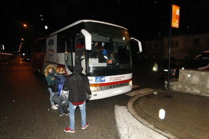 Pasajeros de la línea de la Pobla subiendo al autocar que los llevó a Lleida desde la localidad pallaresa.