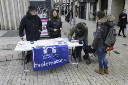 Una pareja firma a favor de acoger refugiados en la plaza Sant Joan de Lleida.