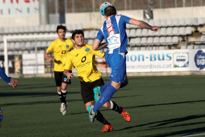 Dos jugadors del Lleida Esportiu B en pressionen un del Vilanova, que cedeix la pilota de cap.