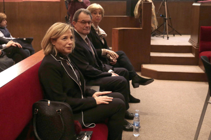 L'expresident Artur Mas al costat de les exconselleres Joana Ortega i Irene Rigau a la sala del Tribunal Superior de Justícia de Catalunya.