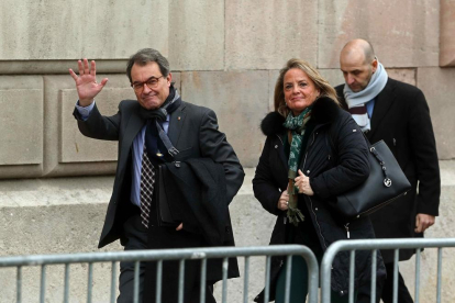 L'expresident de la Generalitat Artur Mas, acompanyat de la seua dona, arriba a la seu del Tribunal Superior de Justícia de Catalunya.