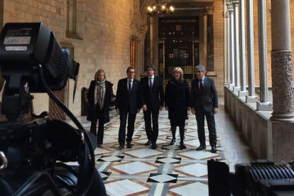 El president Carles Puigdemont i la consellera Neus Munté han rebut Artur Mas, Joana Ortega, Irene Rigau i Francesc Homs.