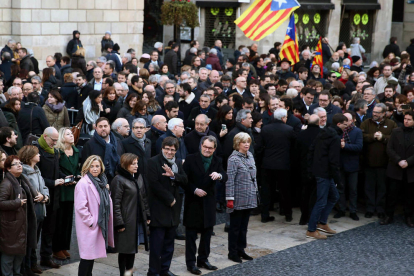 El president de la Generalitat, Carles Puigdemont (c), i la presidenta del Parlament, Carme Forcadell (2e), posen al costat de l'expresident Artur Mas (2dreta); l'exvicepresidenta Joana Ortega (e) i l'exconsellera Irene Rigau (d), a les portes del Palau de la Generalitat, als qui han acompanyat al seu recorregut a peu fins i tot el Tribunal de Justícia de Catalunya (TSJC).