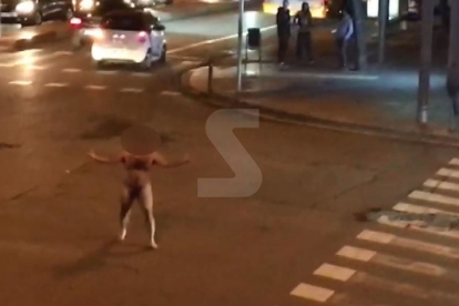 Un home despullat pels carrers de Lleida