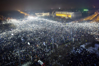 Protesta  masiva en la Plaza Victoriei delante de la sede del Gobierno en Bucarest.