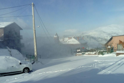 El vent va aixecar la neu a Vilamur provocant l’efecte d’un torb que dificultava la circulació.