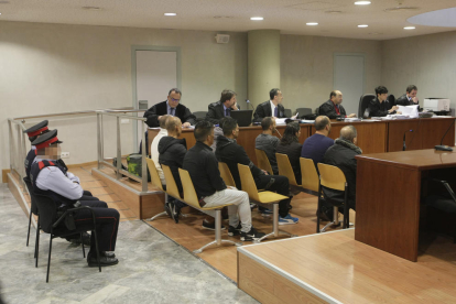 Els nou acusats ahir a l’Audiència Provincial de Lleida el primer dia del judici.