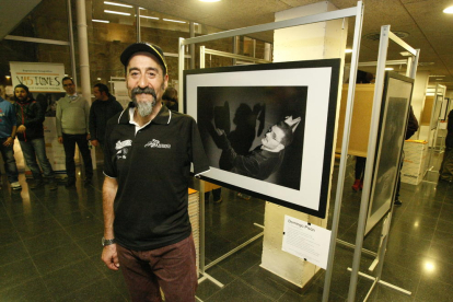 Juanjo Méndez, ahir a l’Espai Orfeó, que acull l’exposició ‘V15IONS’.