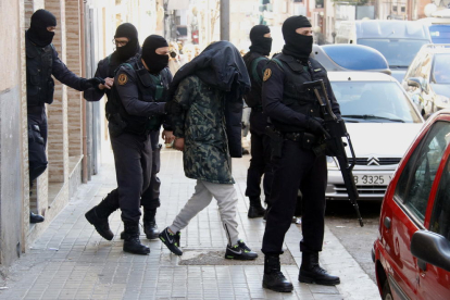 La Guardia Civil se lleva a uno de los acusados.