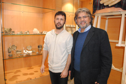 Sebastià Garralón y Sergi Balsells, mostrando objetos del Tossal.