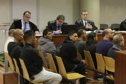 Los nueve acusados en el banquillo de la Audiencia de Lleida. 