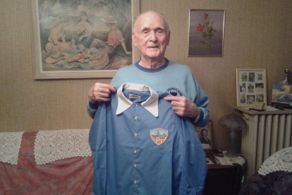 Matau Mòdol, en su casa en Montpellier, muestra la camiseta con la que ascendió al Lleida a Primera.