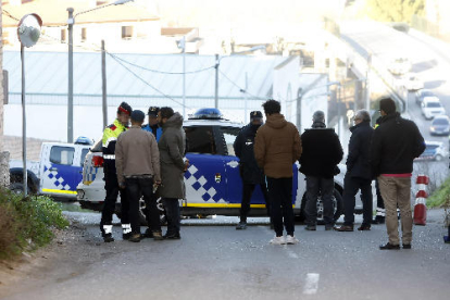 Un agent dels Mossos i un altre de la Policia Local, amb els familiars del nen al lloc de l’accident.