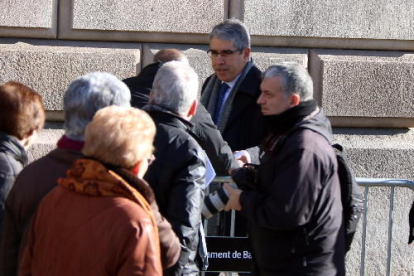 El exconseller Homs se encontró con una protesta de pensionistas a su llegada al Superior de Justicia.