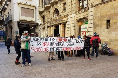 La protesta de la PAH de ayer en la plaza Paeria.