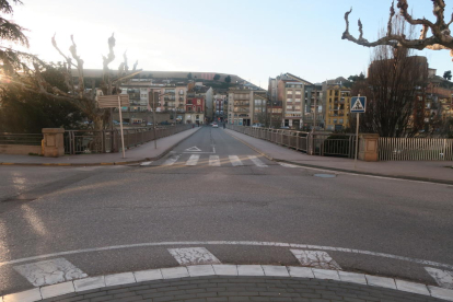Vista del pont Nou de Balaguer, que dóna accés a la plaça Mercadal.