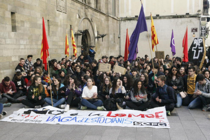 Els manifestants van protagonitzar aquesta seguda al seu pas per la plaça Paeria.