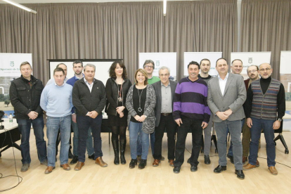 Els representants dels municipis afectats, ahir a Lleida.