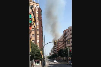 VÍDEO. Un incendio en Lleida deja una espectacular columna de humo