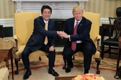 El primer ministre japonès, Shinzo Abe, i el president dels EUA, Donald Trump, al despatx Oval.