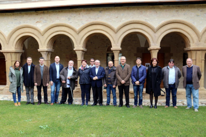 Miembros de la ACM en el claustro del monasterio de les Avellanes.