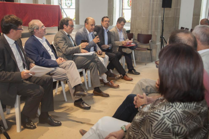 Una de las reuniones con los alcaldes en las que ha participado en conseller de Territorio, Josep Rull. 