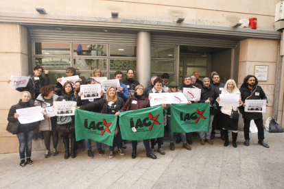 La protesta d’IAC-CATAC davant de la delegació d’Habitatge.