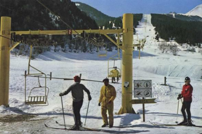 Esquiadores en el telesilla de Els Estanyets en 1968.