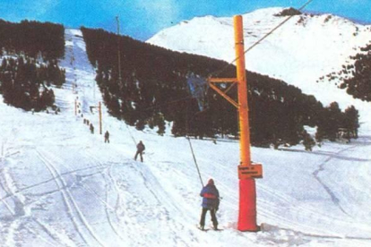 Esquiadors al telecadira dels Estanyets el 1968.