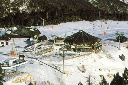 Esquiadores en el telesilla de Els Estanyets en 1968.