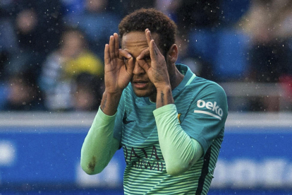 Neymar celebró de esta manera su gol, el segundo del equipo.