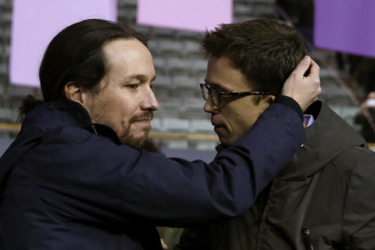 Pablo Iglesias i Íñigo Errejón ahir en el Congrés de Podem en una abraçada poc afectuosa.